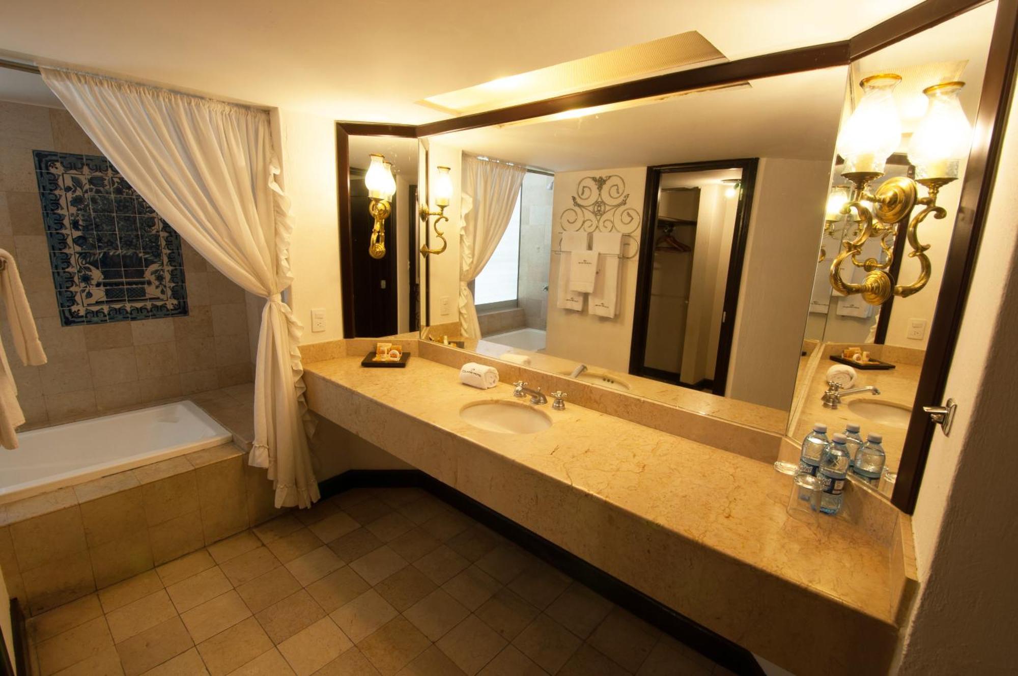 Standard Double Suite,724685095:JPEG